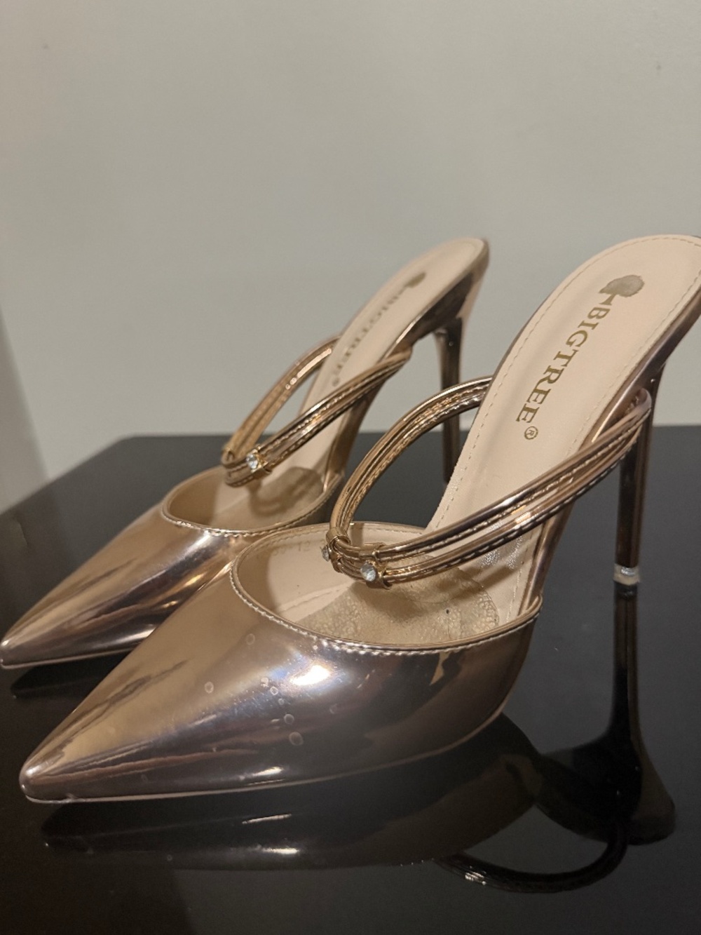 Metallic bronze heel